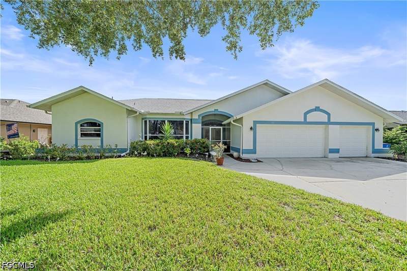 5 bedroom SingleFamilyResidence at 19291 Pine Glen Dr, Three Oaks, Fort Myers — photo 3