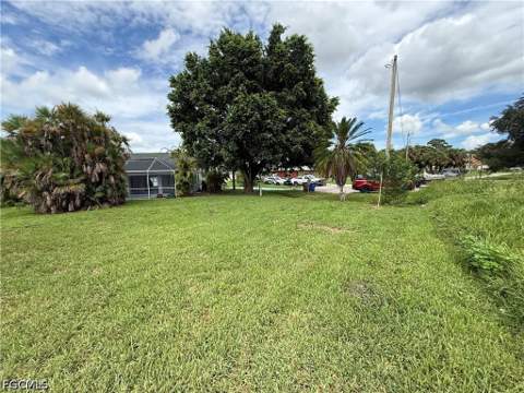 2401 Fisher Ct, Lehigh Acres FL - photo 14 of 55