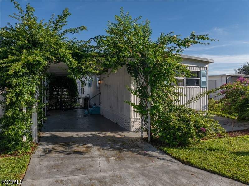 2 bedroom ManufacturedHome at 2012 S Olga Dr 28, Riverlawn Terrace, Fort Myers — photo 2