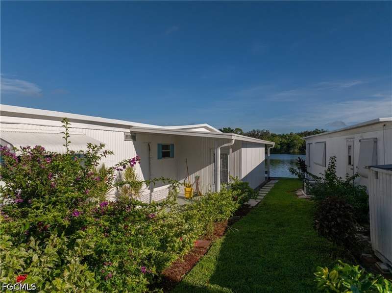 2 bedroom ManufacturedHome at 2012 S Olga Dr 28, Riverlawn Terrace, Fort Myers — photo 3