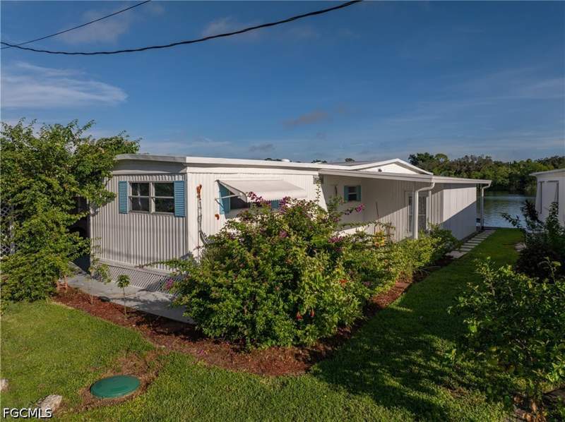 2 bedroom ManufacturedHome at 2012 S Olga Dr 28, Riverlawn Terrace, Fort Myers — photo 4