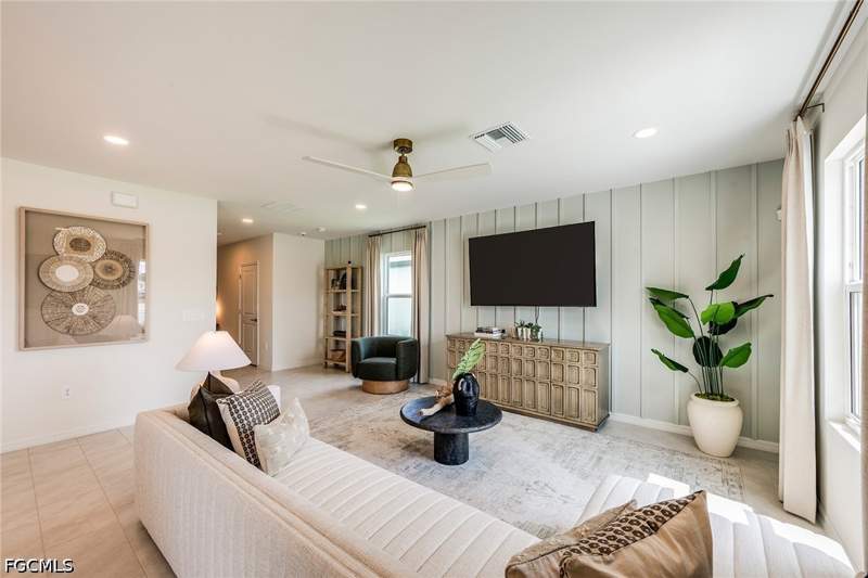 5 bedroom SingleFamilyResidence at 326 Lakeside Hideaway Ln, Whispering Lakes, Lehigh Acres — photo 3