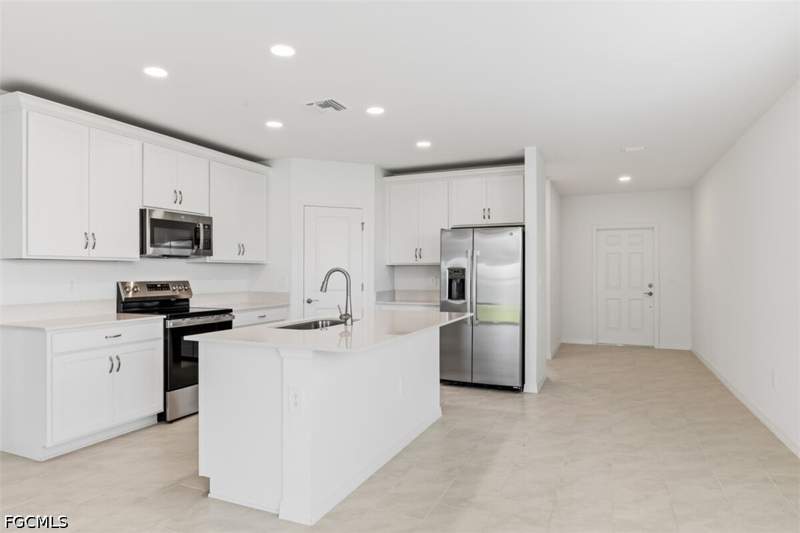 4 bedroom SingleFamilyResidence at 271 Lakeside Breeze Way, Whispering Lakes, Lehigh Acres — photo 4