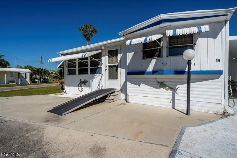2 bedroom ManufacturedHome at 5558 Palm Beach Blvd 14, Sun-N-Fun Mobile Home Village, Fort Myers — photo 2