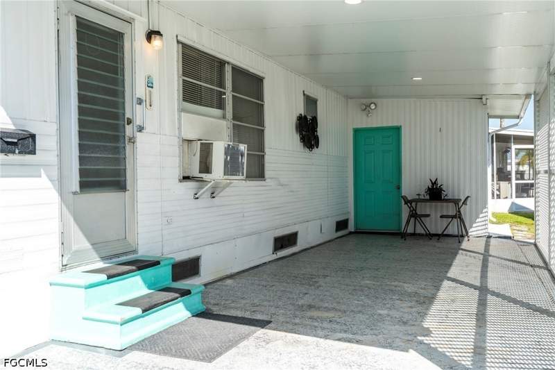 2 bedroom ManufacturedHome at 5558 Palm Beach Blvd 14, Sun-N-Fun Mobile Home Village, Fort Myers — photo 4