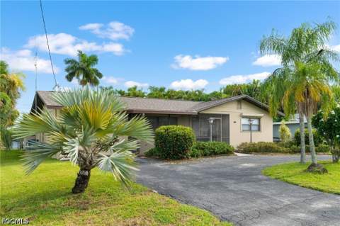 457 Grenier Dr, North Fort Myers FL - photo 8 of 33