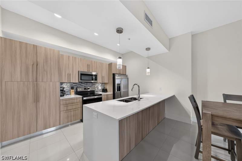 2 bedroom Condominium at 15901 Royal Pointe Ln 405, Royal Pointe, Fort Myers — photo 5