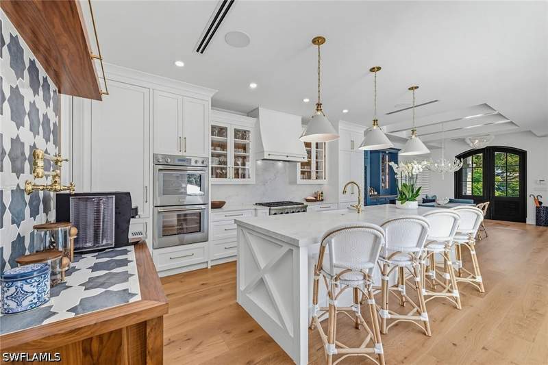4 bedroom SingleFamilyResidence at 844 8th St S, Olde Naples, Naples — photo 4