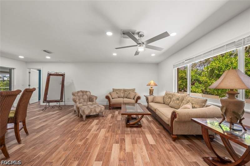 3 bedroom SingleFamilyResidence at 9421 Moonlight Dr, Gumbo Limbo, Sanibel — photo 4
