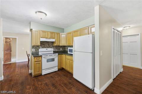5681 Bur Oaks Ln, Naples FL - photo 17 of 27