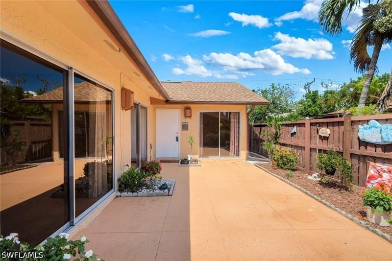 2 bedroom Attached at 6346 Royal Woods Dr, Royal Woods, Fort Myers — photo 2