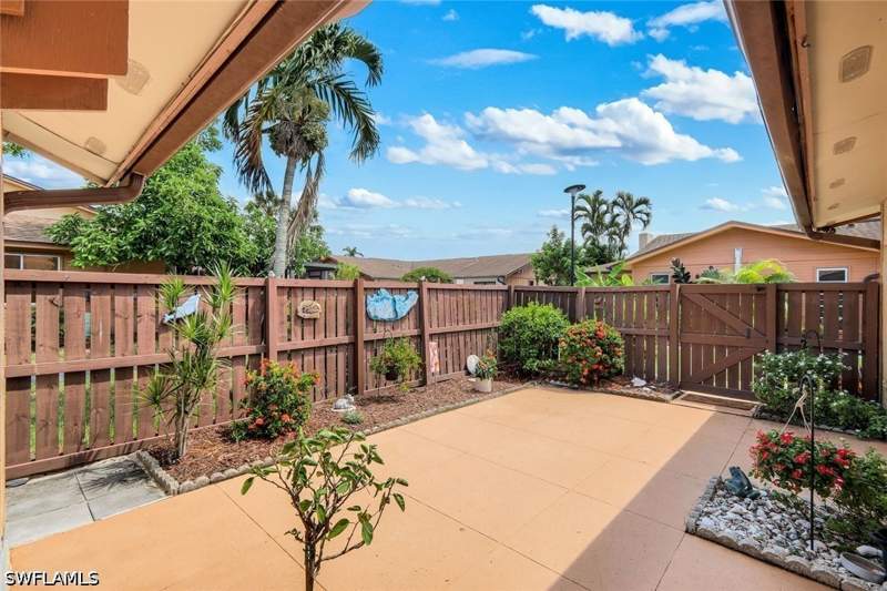 2 bedroom Attached at 6346 Royal Woods Dr, Royal Woods, Fort Myers — photo 3