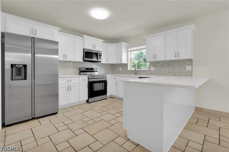 3 bedroom SingleFamilyResidence at 4301 New St, Fort Myers, Fort Myers — photo 2