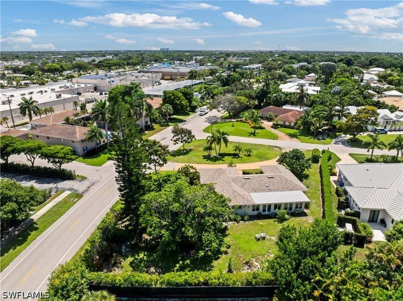 3 bedroom SingleFamilyResidence at 717 Rudder Rd, Moorings, Naples — photo 4