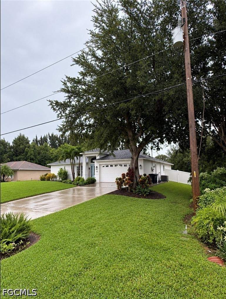 3 bedroom SingleFamilyResidence at 733 Arundel Cir, Mirror Lakes, Fort Myers — photo 2