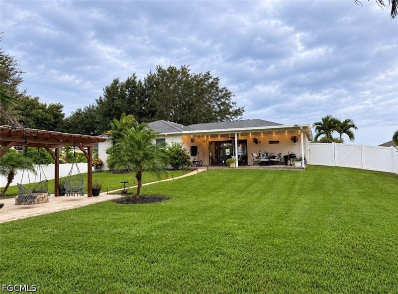 3 bedroom SingleFamilyResidence at 733 Arundel Cir, Mirror Lakes, Fort Myers — photo 4