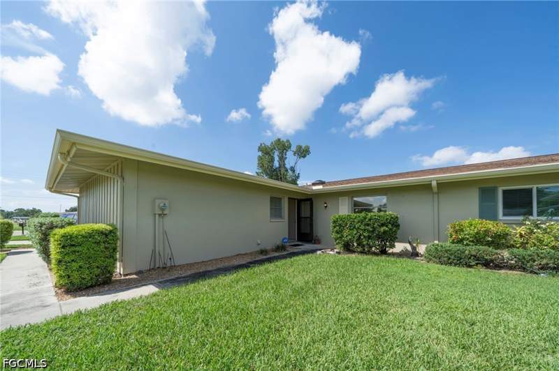 2 bedroom Attached at 5586 Pendlewood Ln, Whiskey Creek Village Green, Fort Myers — photo 4