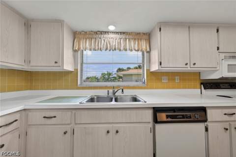 5586 Pendlewood Ln, Fort Myers FL - photo 7 of 39