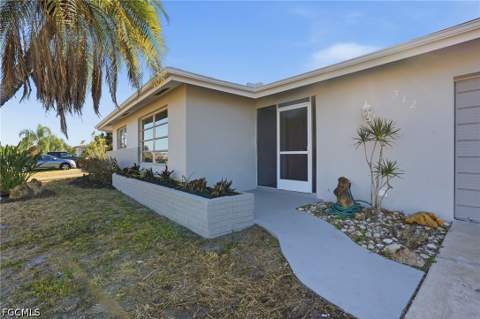 312 Hollywood St, Lehigh Acres FL - photo 11 of 40
