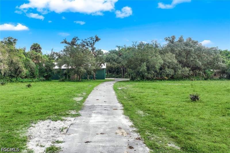 1 bedroom SingleFamilyResidence at 21211 Palm Beach Blvd, Alva, Alva — photo 2