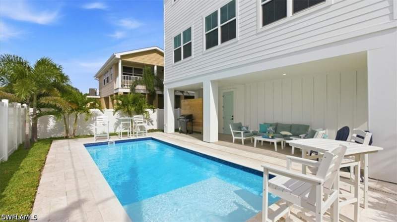 5 bedroom SingleFamilyResidence at 129 Pearl St, Hills T.P., Fort Myers Beach — photo 5