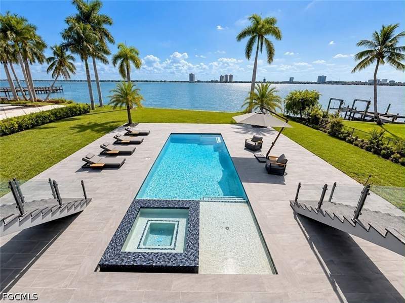 4 bedroom SingleFamilyResidence at 141 E North Shore Ave, Harbor Estates First Add, North Fort Myers — photo 4