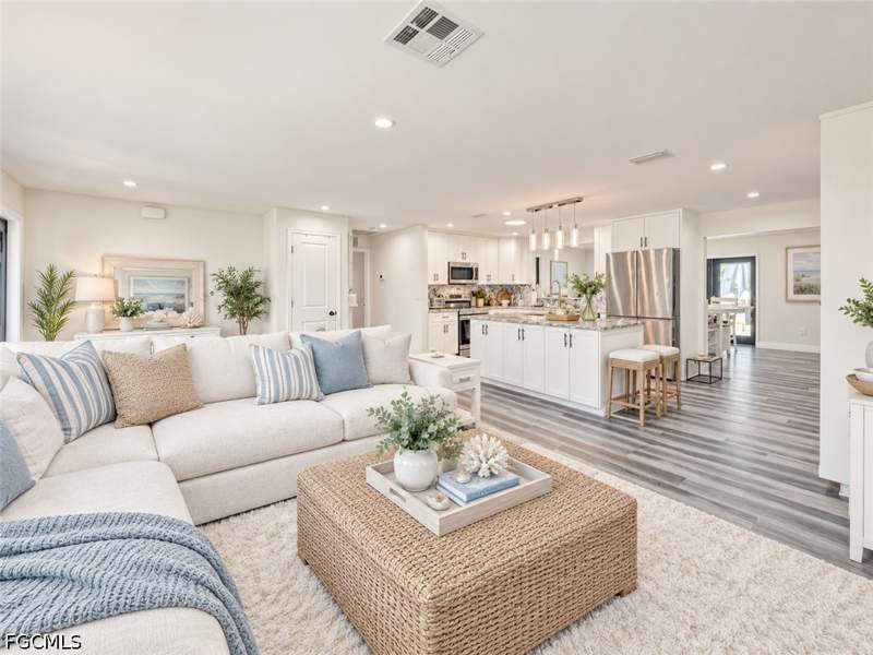 3 bedroom SingleFamilyResidence at 1089 N Town And River Dr, Town And River, Fort Myers — photo 3