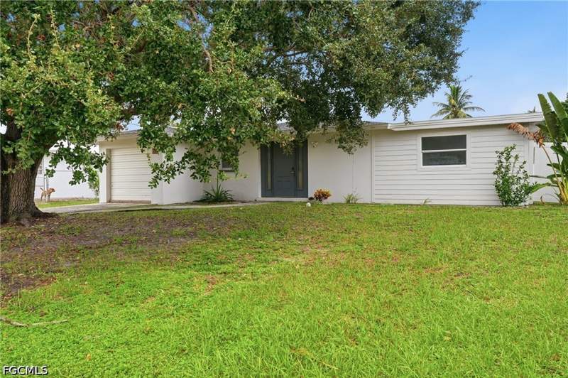 3 bedroom SingleFamilyResidence at 1635 Lowell Ct, Bowling Green, Fort Myers — photo 2