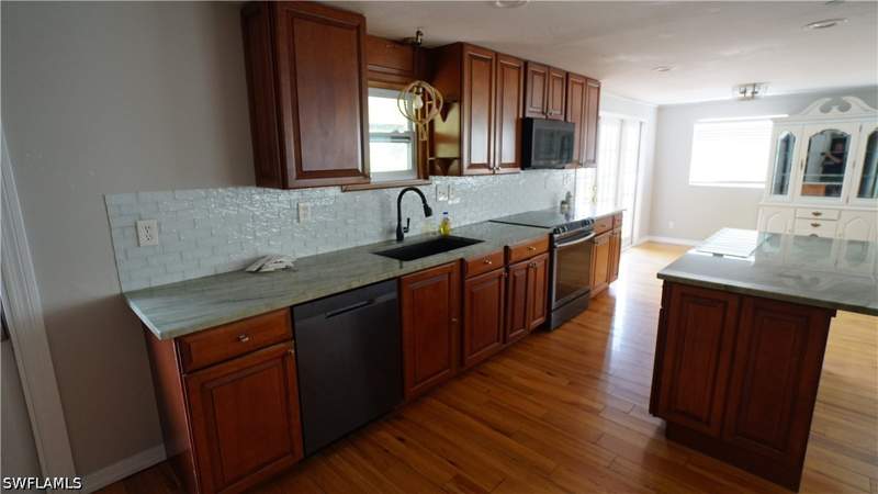 2 bedroom SingleFamilyResidence at 12861 Iona Rd, Fort Myers, Fort Myers — photo 4