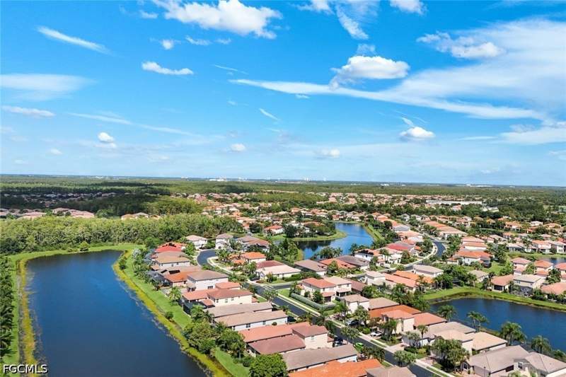 4 bedroom SingleFamilyResidence at 10443 Spruce Pine Ct, Botanica Lakes, Fort Myers — photo 2