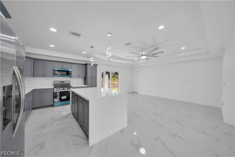 1021 Pilgrim St E, Lehigh Acres FL - photo 9 of 39