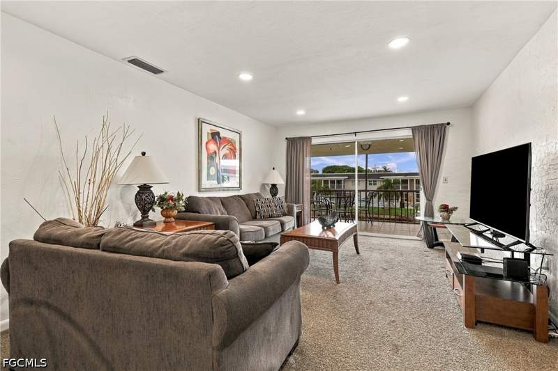 2 bedroom Condominium at 909 SE 46th Ln 209, Cape Palms Condo, Cape Coral — photo 4