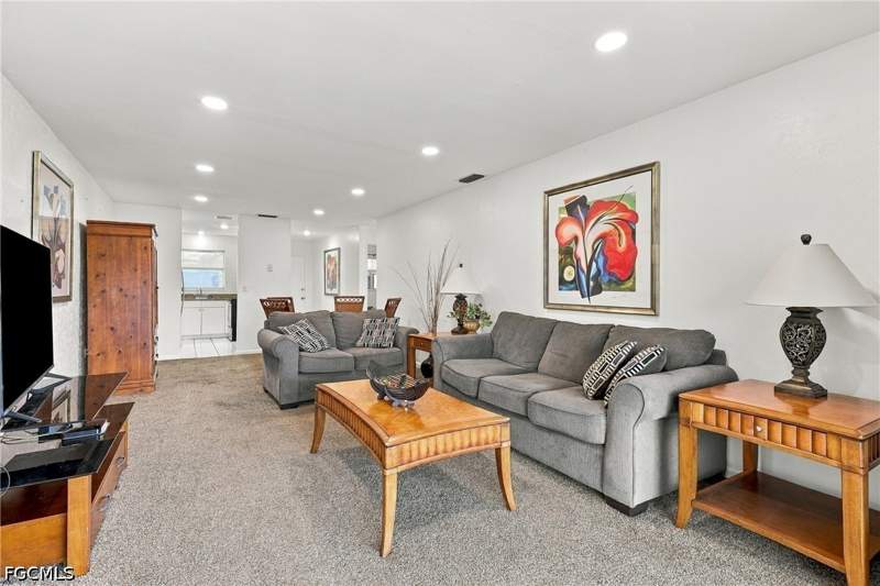 2 bedroom Condominium at 909 SE 46th Ln 209, Cape Palms Condo, Cape Coral — photo 5