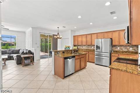 2446 Heydon Cir E, Naples FL - photo 15 of 49
