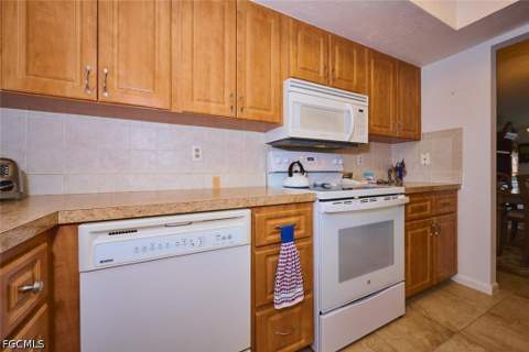 4515 Country Club Blvd 205, Cape Coral FL - photo 8 of 41