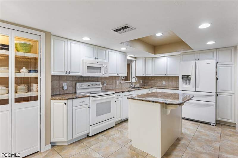 2 bedroom Attached at 5767 Arvine Cir, Whiskey Creek Village Green, Fort Myers — photo 2