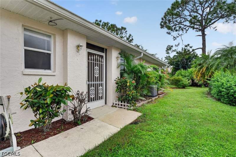 2 bedroom Attached at 503 Bethany Village Cir, Villages Of Bethany Trace, Lehigh Acres — photo 4