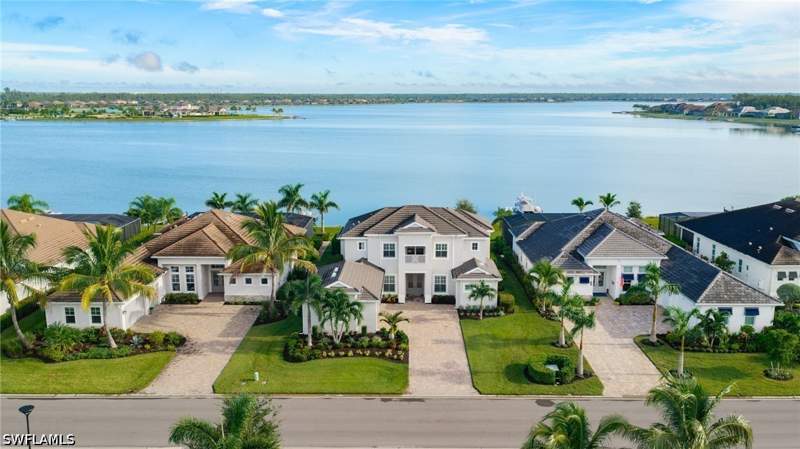 4 bedroom SingleFamilyResidence at 18165 Wildblue Blvd, Wildblue, Estero — photo 2