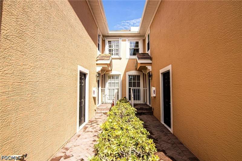 2 bedroom Townhouse at 2652 Somerville Loop 1205, Somerville, Cape Coral — photo 2