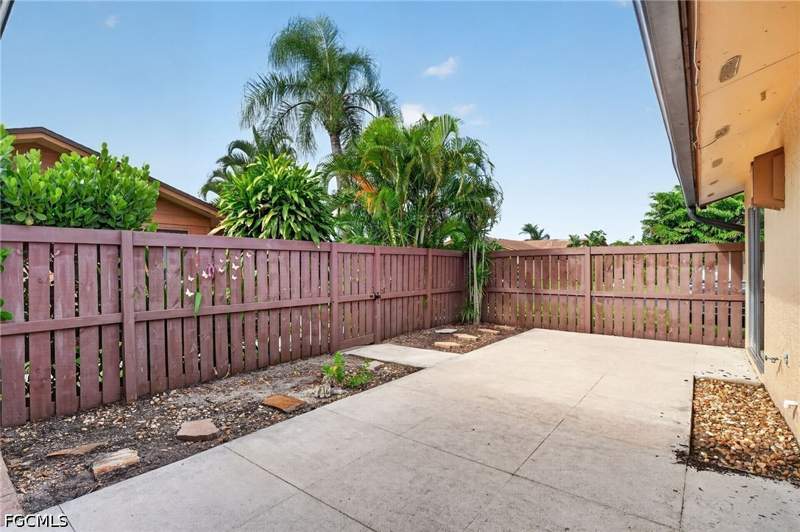 2 bedroom Attached at 6305 Royal Woods Dr, Royal Woods, Fort Myers — photo 2