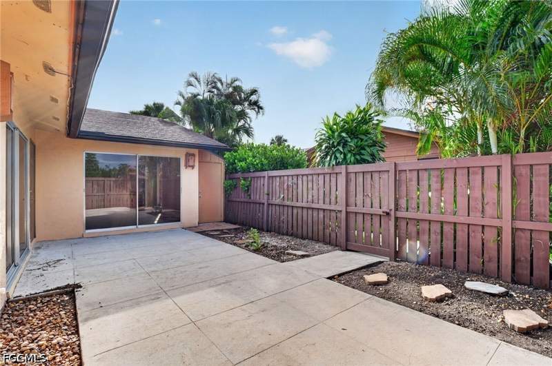 2 bedroom Attached at 6305 Royal Woods Dr, Royal Woods, Fort Myers — photo 3
