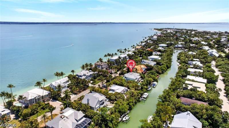 5 bedroom SingleFamilyResidence at 561 Lighthouse Way, Sanibel Estates, Sanibel — photo 2