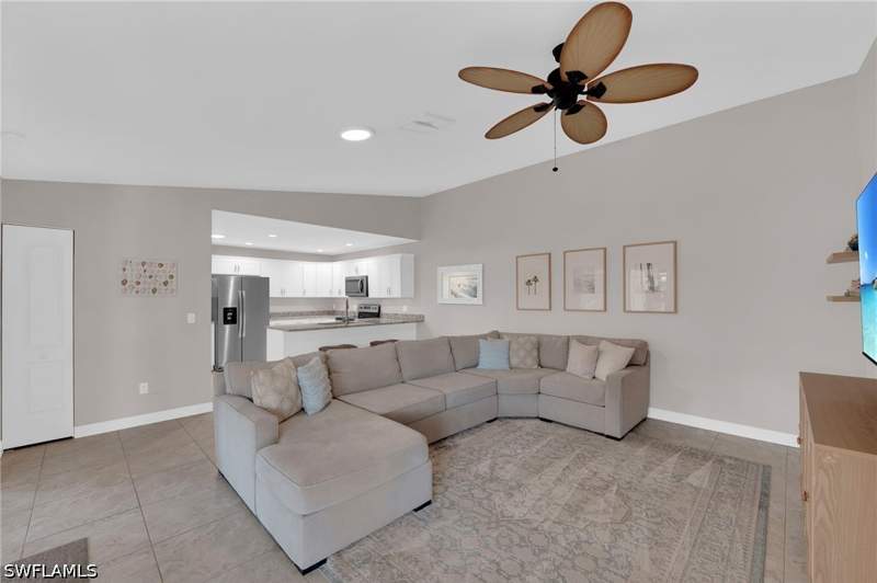 2 bedroom Attached at 6353 Royal Woods Dr, Royal Woods, Fort Myers — photo 3