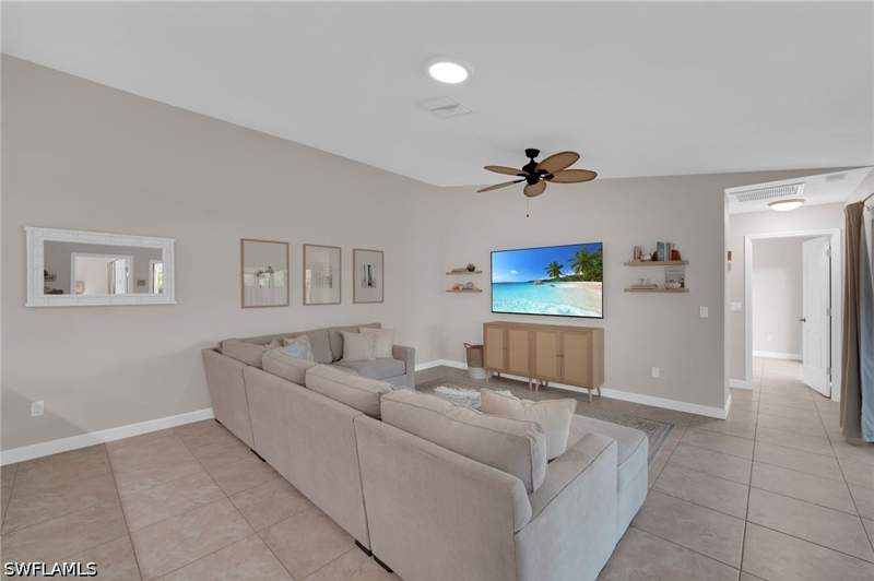 2 bedroom Attached at 6353 Royal Woods Dr, Royal Woods, Fort Myers — photo 4