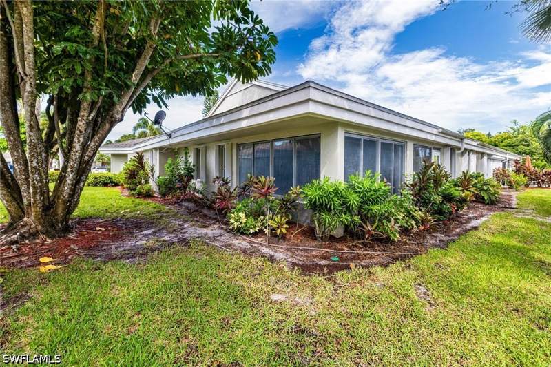 3 bedroom Detached at 21695 Sungate Ct, Sungate Villas, Estero — photo 3