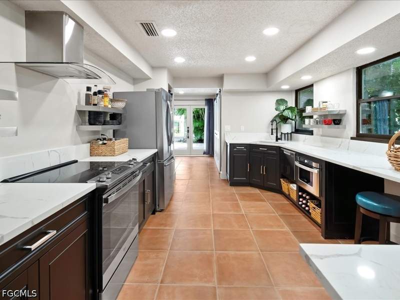 3 bedroom SingleFamilyResidence at 1046 Sperling Ave, Sperling, Naples — photo 5