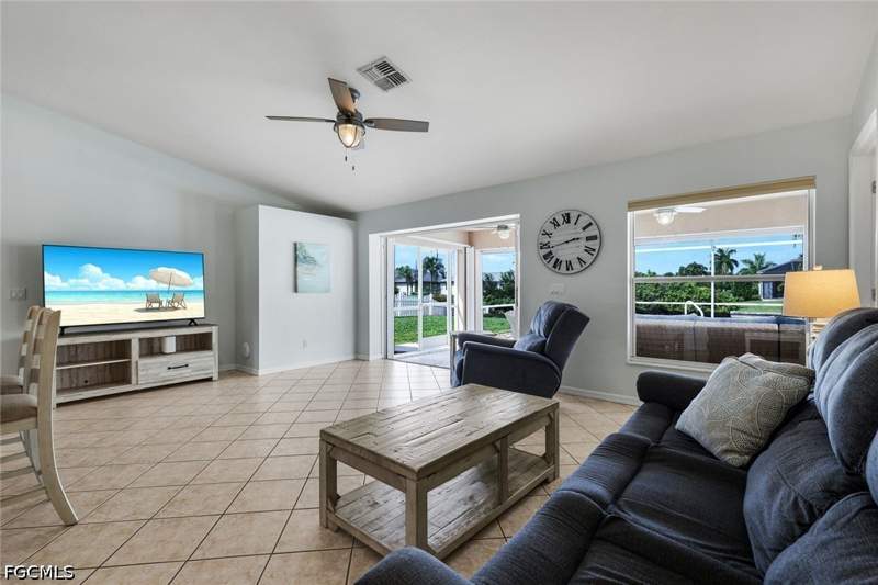 3 bedroom SingleFamilyResidence at 615 SW 39th Ter, Cape Coral, Cape Coral — photo 4