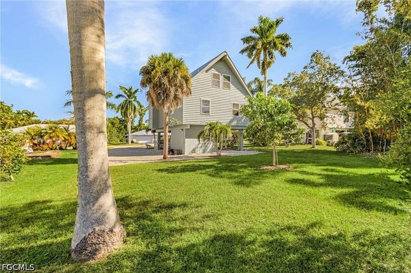 2 bedroom SingleFamilyResidence at 7443 Pomegranate Dr, Sundiet Village, Bokeelia — photo 2