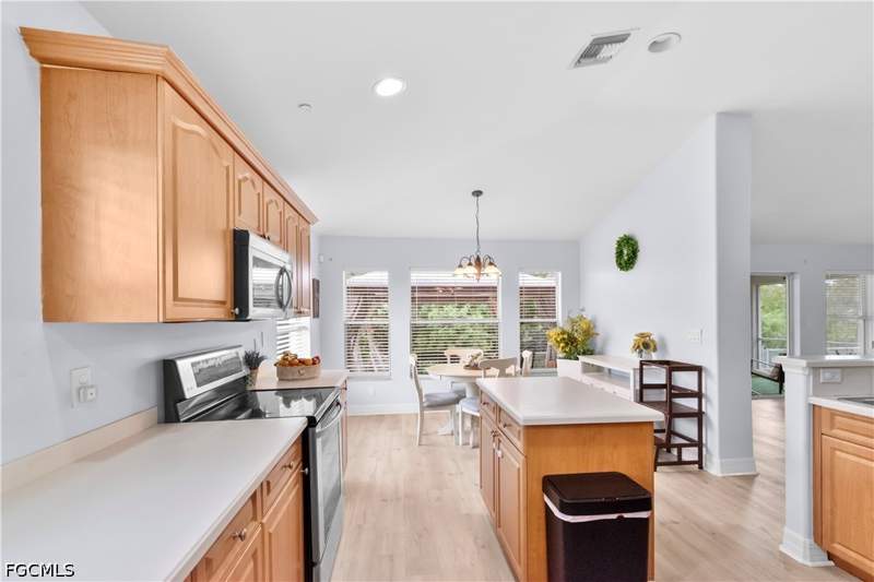 3 bedroom SingleFamilyResidence at 424 La Perouse St, Mirror Lakes, Lehigh Acres — photo 4