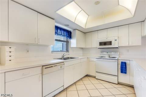 4351 Bay Beach Ln 332, Fort Myers Beach FL - photo 9 of 43
